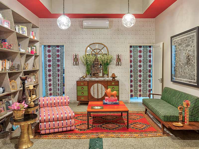 Vibrant rug with mosaic flooring for a compact drawing room - Beautiful Homes